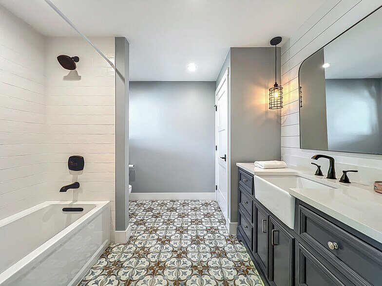 2nd Master En-Suite Bath - 281 Shell Pt E