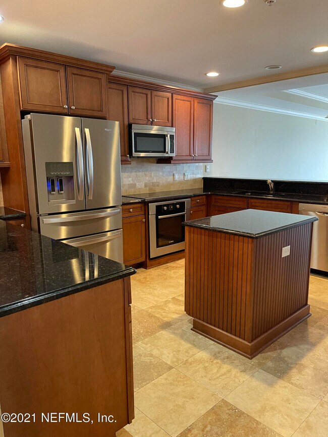 Building Photo - 120 Bay St