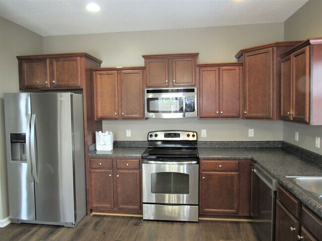 Building Photo - 4 BR 2 BA Carolina Plantations