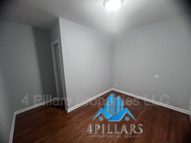 Building Photo - 403 Kenwood St