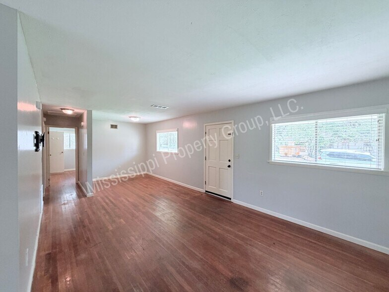 Building Photo - 1214 Beanland Dr