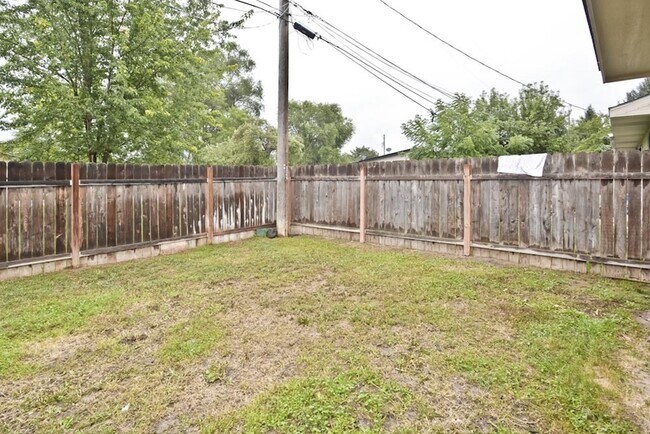 Building Photo - 1122 S Pond St
