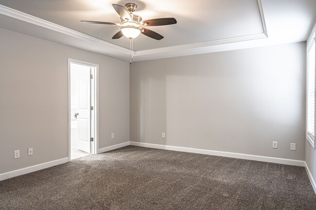 Building Photo - 135 Almond Dr