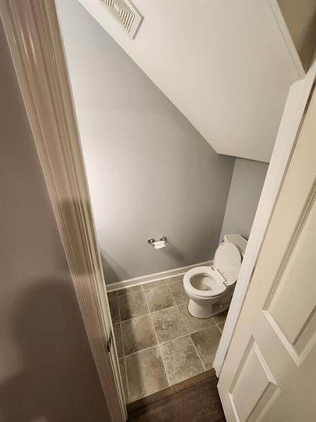 Building Photo - Spacious 3/2.5 Located Near Downtown Greenville!