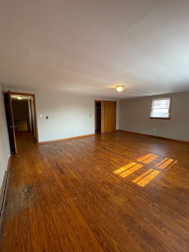 Building Photo - Two Bedroom in Delphi - Available in October