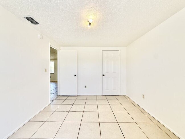 Building Photo - 7071 Bee Ridge Rd