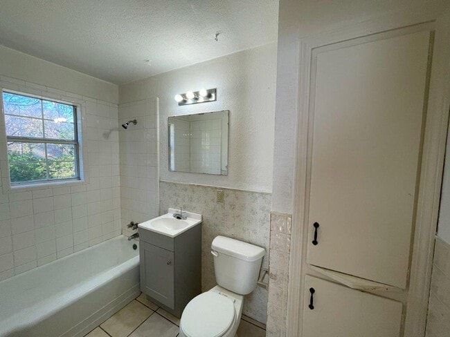 Building Photo - 2 bed one bath with Large outdoor space, o...
