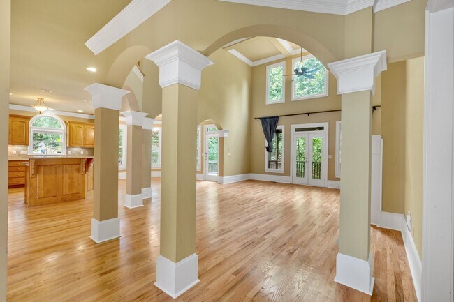 Building Photo - Spacious 7BR House in Powder Springs