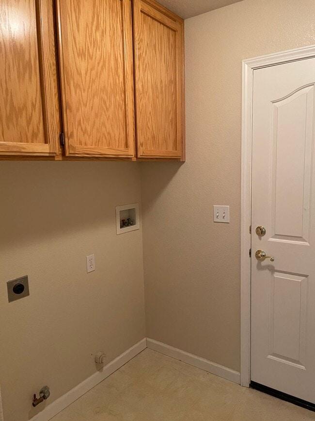 Building Photo - 4 BED 2 BATH LOCATED IN THE RAVENWOOD SUBDIVISION