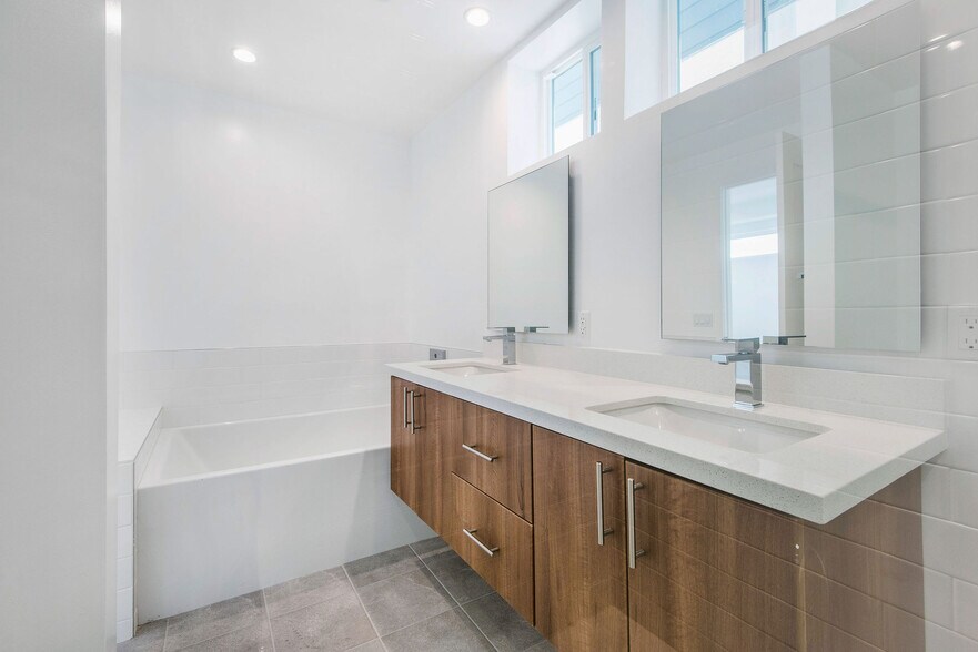 Building Photo - 857 1/2 Hyperion Ave