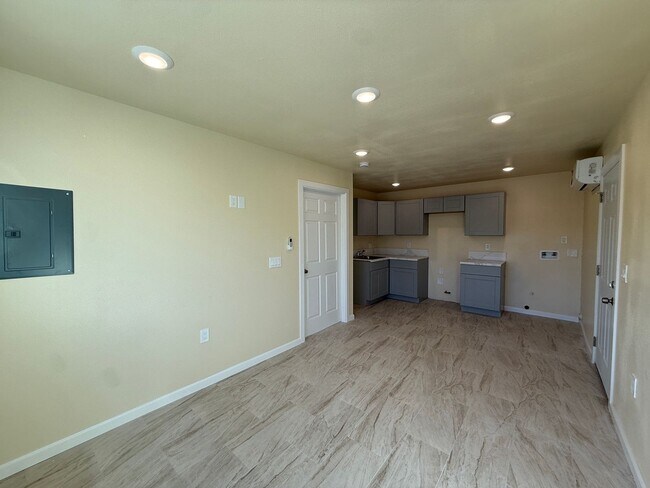 Building Photo - R71300