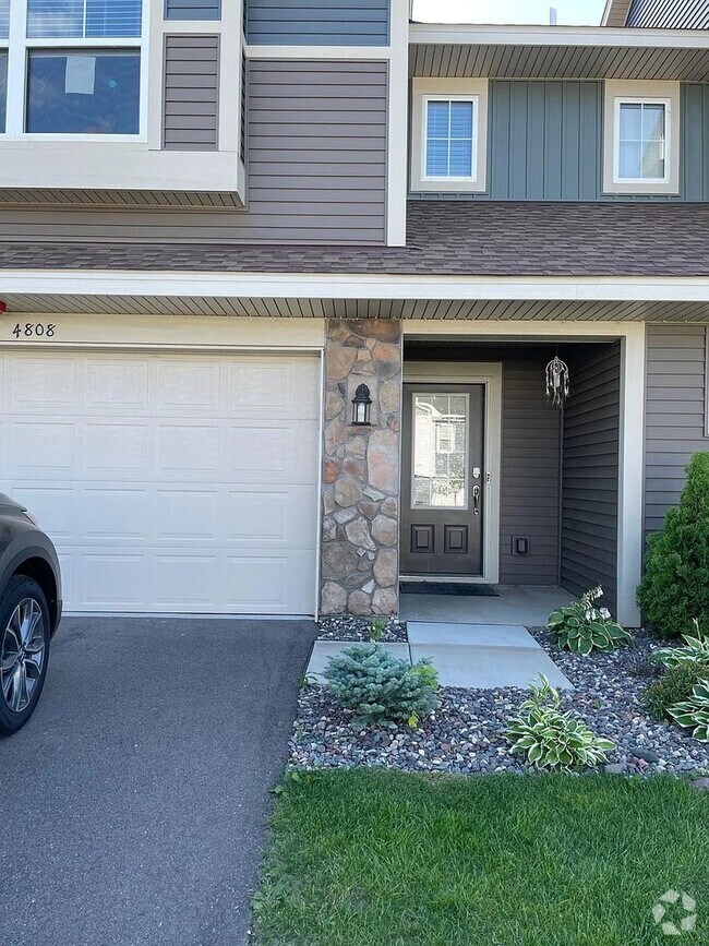 Building Photo - Awesome woodbury townhouse available!