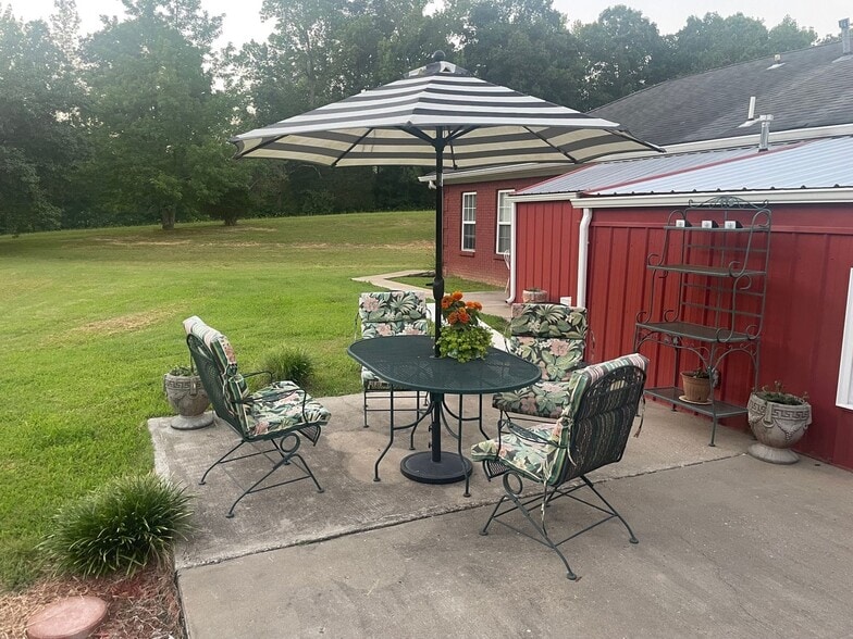 Building Photo - 174 Schools Dr