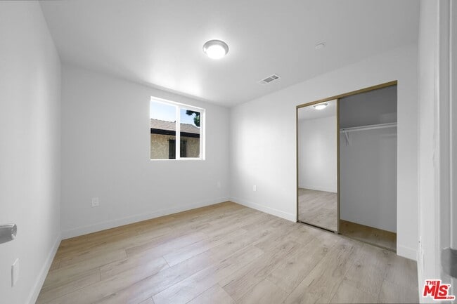 Building Photo - 236 W 84th Pl