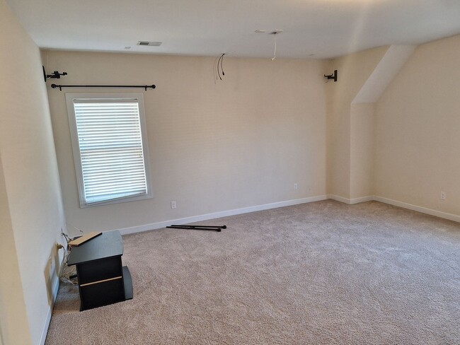 Building Photo - MARCH MOVE IN SPECIAL - $300 off FIRST FUL...