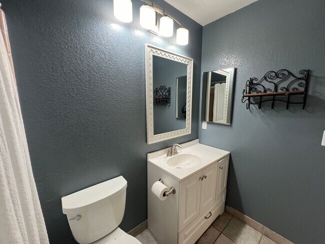 Building Photo - 4-bedroom single story home in Turlock!