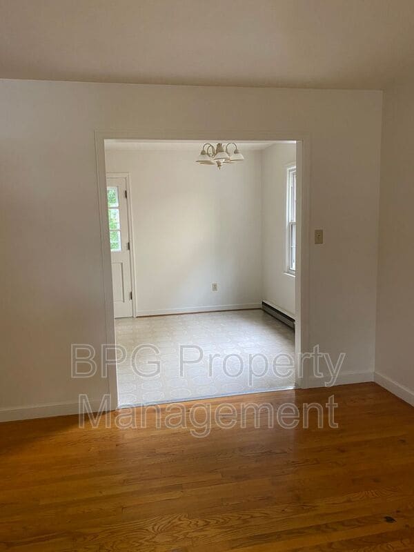 Building Photo - 307 Wintergreen Ave