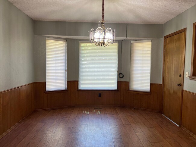 Building Photo - Spacious 3 Bedroom