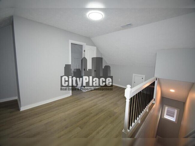 Building Photo - 2224 N Kenwood Ave