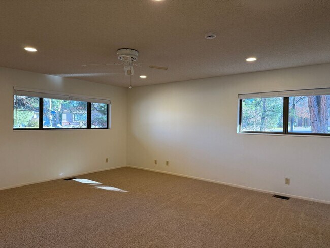 Building Photo - Beautiful home in Southwest Reno's Lake Ridge Shores East!