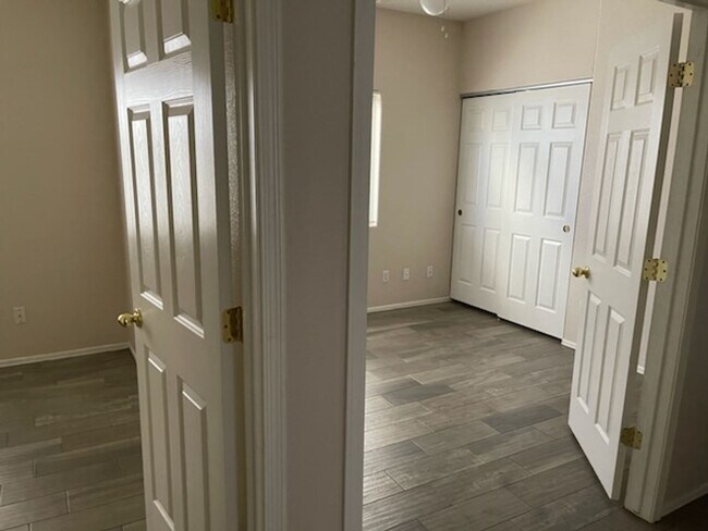 Building Photo - 4 bedroom 2 bath in Goodyear