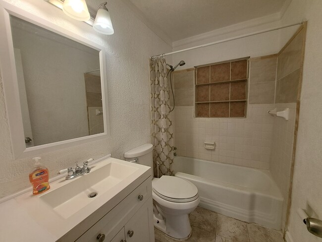 Building Photo - Recently Renovated 3BR/1BA Home!