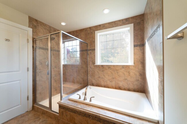 Building Photo - Stunning Centreville Townhome With Excellent Commuter Access