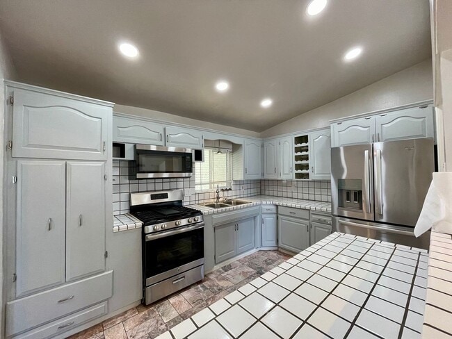 Building Photo - Gorgeous 3 Bedroom 2 Bathroom Home In Lemo...