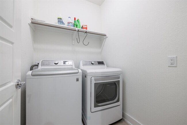 Building Photo - 1705 Roseburg Dr