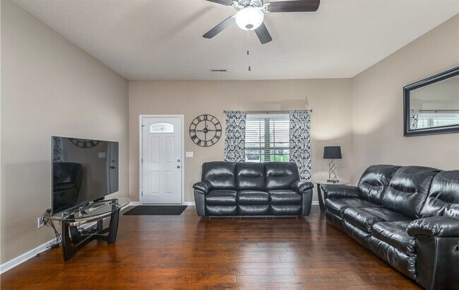 Building Photo - 3BR/2BA Home with Two Car Garage, Fenced B...