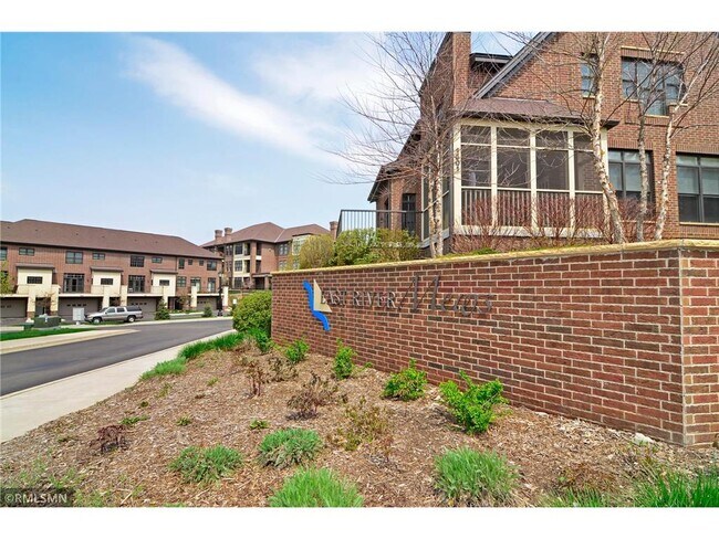 Building Photo - 851 River Mews Ct