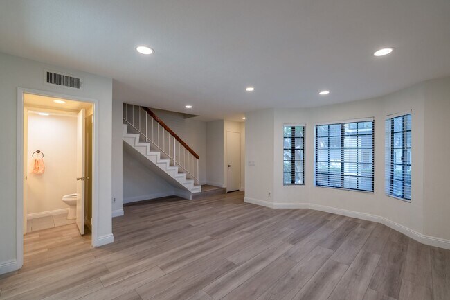 Building Photo - 2600 Huntington Dr
