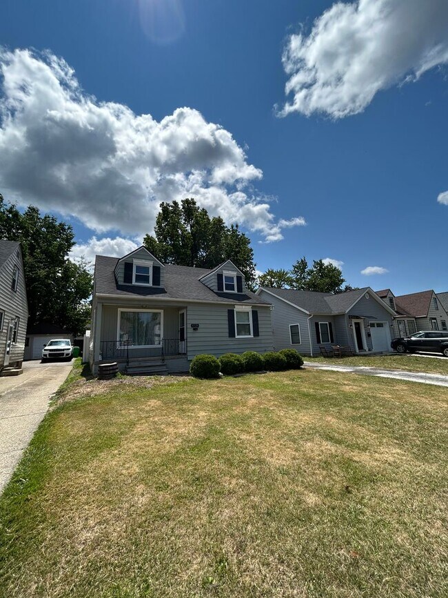 Building Photo - Spacious 3-Bedroom, 2-Bath House in South Euclid