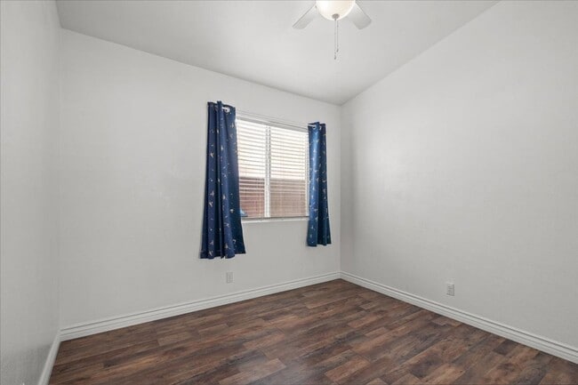 Building Photo - Single Story 3 Bedroom Home with Open Concept