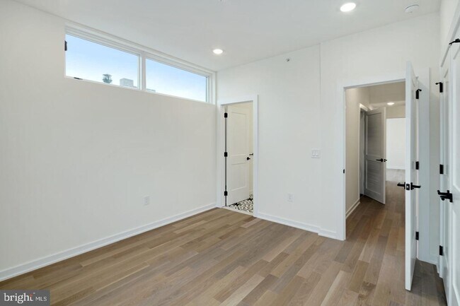 Building Photo - Olde Kensington Two Bedroom Condo