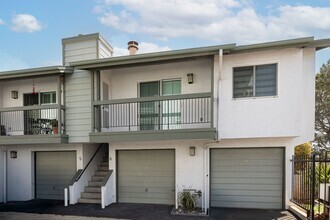 Building Photo - Rarely Available Newly Remodeled 1 Bedroom...