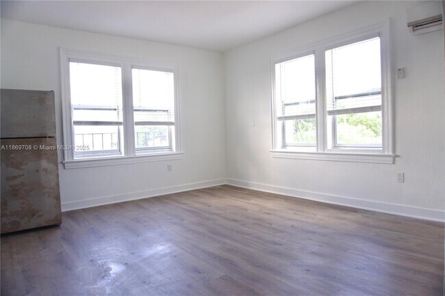 Building Photo - 501 SW 6th Ct