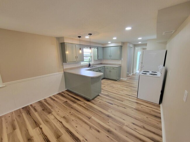 Building Photo - 7721 Diane Dr
