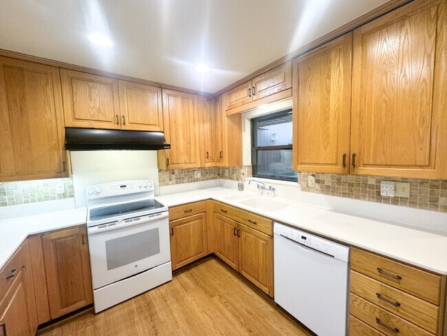 Building Photo - Adorable single story home in Landa Park E...