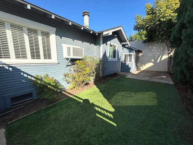 Building Photo - Charming 2 Bedroom 1 Bath home in desirabl...
