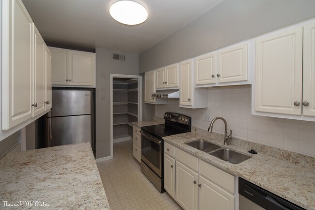 Kitchen - 6300 Southwood Ave