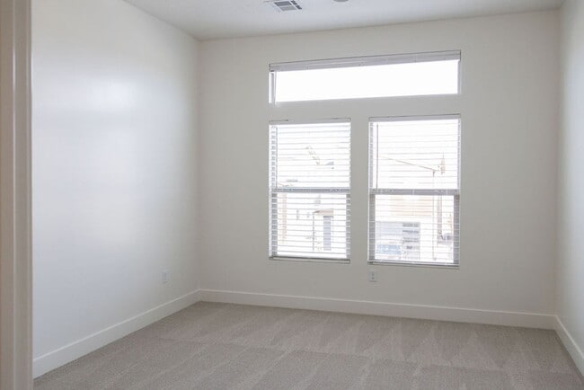 Building Photo - Spacious 4-Bed Home in Sage Canyon - Small Pet Friendly