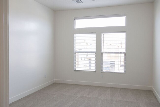 Building Photo - Spacious 4-Bed Home in Sage Canyon