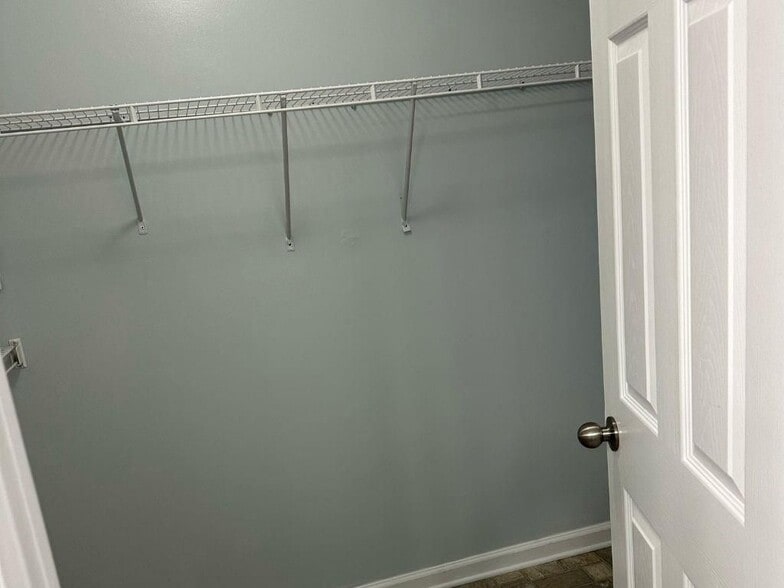 Building Photo - 1261 Lakeview Rd