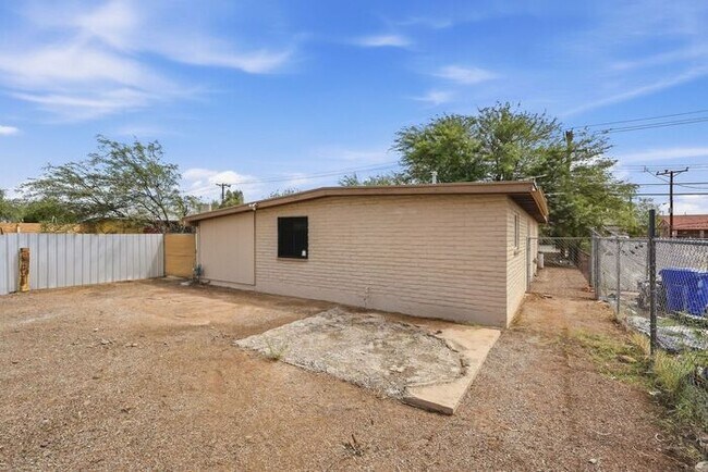 Building Photo - Bright 3-Bed Tucson Rental Home with Expansive Fenced Backyard Near U of A