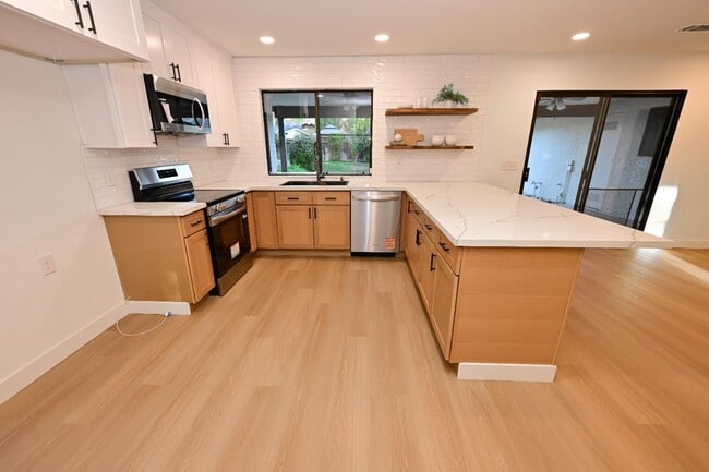 Building Photo - 8418 N Del Mar Ave