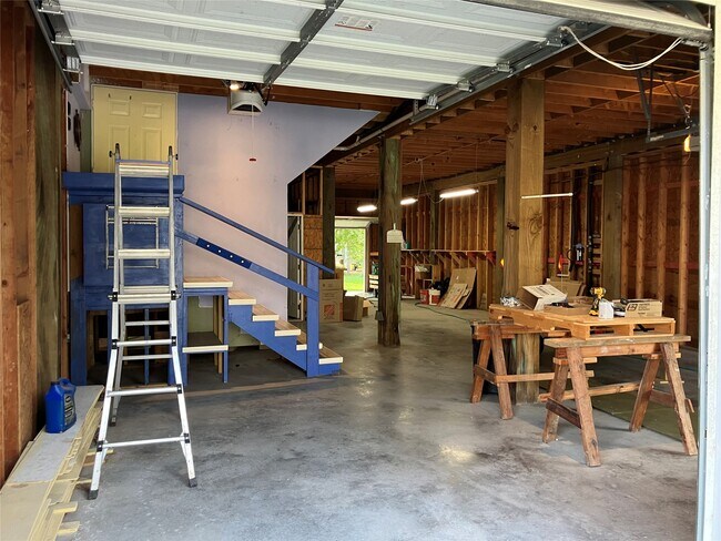 Building Photo - 901 Dogwood Rd