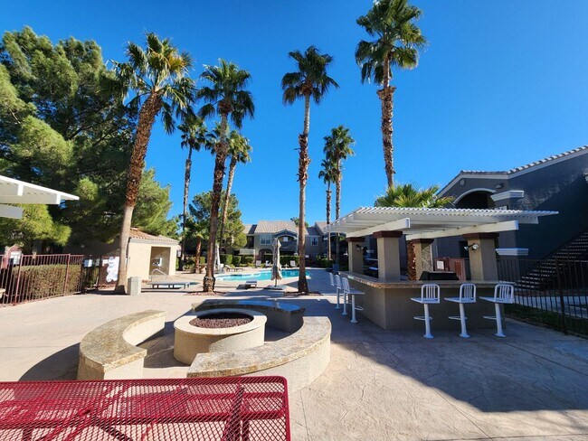 Building Photo - Gated 2 Bedroom Condo - Furnished