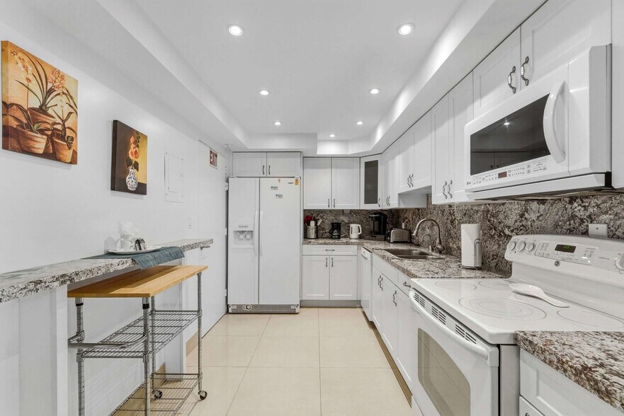 Building Photo - 3801 S Ocean Dr