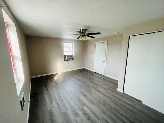 Building Photo - 321 W Main St